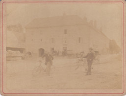 CYCLISTES DEVANT L HOTEL DU COMMERCE - Ancianas (antes De 1900)