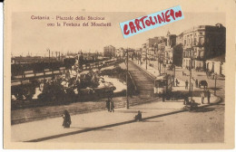 Sicilia-catania Piazzale Della Stazione Con La Fontana Del Moschetti Tramvay Persone Case Animatissima Veduta (f.picc.) - Catania