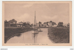 17 LA TREMBLADE N°3103 Vers La GARE ( à Gauche ) Quais Abri De Quai Barque De Pêche à Voile VOIR DOS - La Tremblade