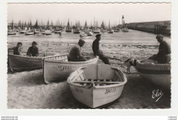 17 ILE D'OLERON N°4943 La Cotinière Bateaux Au Port Hommes Et Jeunes Garçons Avec Chien Phare - Ile D'Oléron