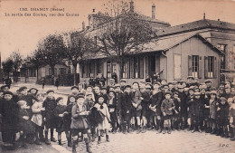 93) DRANCY - SEINE - LA SORTIE DES ECOLES - RUE DES ECOLES - TRES ANIMEE - ECOLIERS - EN  1938 - ( 2 SCANS ) - Drancy