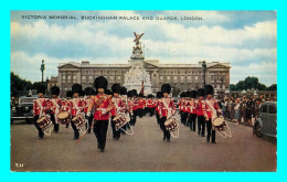 A784 / 573 LONDON Victoria Memorial Buckingham Palace And Guards - Autres & Non Classés