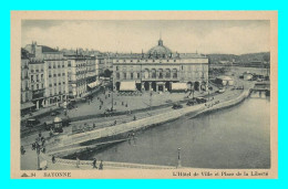 A800 / 393 64 - BAYONNE Hotel De Ville Et Place De La Liberté - Bayonne
