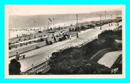 A801 / 477 14 - CABOURG Digue Et Plage - Cabourg