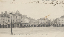 0-54431 01 01 - PONT A MOUSSON - PLACE DUROC - LES ARCADES - L'HÔTEL DE VILLE - Pont A Mousson