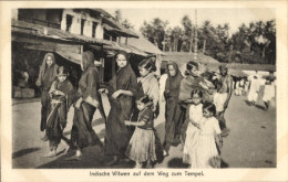CPA Indische Witwen Auf Dem Weg Zum Tempel - Costumes