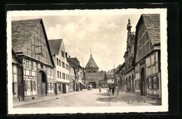 AK Holzminden, Mittlere Strasse Mit Torhaus  - Holzminden