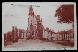 44 - Nantes (Loire Inf.) - L'Ancienne Porte De La Ville Et Un Coin De La Place Louis XVI - Nantes