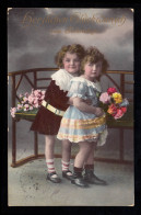 Kinder-AK Geburtstag: Zwei Sich Umarmende Mädchen Mit Blumen, BERLIN 1912 - Sonstige & Ohne Zuordnung