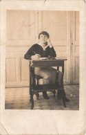 CARTE PHOTO - Une Femme Assise Sur Son Bureau - Carte Postale Ancienne - Fotografie