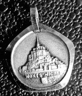 Pendentif Médaille Religieuse Milieu XXe "Saint Michel Terrassant Le Dragon - Mont St Michel" Grav. Fernand Py - Godsdienst & Esoterisme