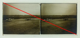 Photo Sur Plaque De Verre, Avion, Le Bourget, Piste, Hangard, Pelouse, Année 1930. - Glass Slides