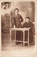 CARTE PHOTO - Deux Femmes Dans Un Bureau - Carte Postale Ancienne - Photographie