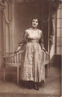 CARTE PHOTO - Une Femme élégante Et Souriante - Carte Postale Ancienne - Photographs