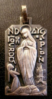 Belle Médaille Religieuse Milieu XXe "Notre-Dame De Lourdes" Graveur: Fernand Py - Religious Medal - Godsdienst & Esoterisme