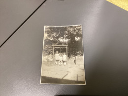 PHOTO SNAPSHOT 1930 Cannes Trois Enfants Assis Devant Un Puits Habillé, Pareil, Fille, Garçon Soleil Dans Les Yeux, Drôl - Personnes Anonymes