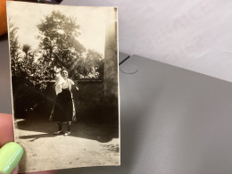 PHOTO SNAPSHOT 1930 Cannes Femme Dans Sa Cour, En Tablier Main En L’air Avec Un Chiffon à La Main - Personnes Anonymes