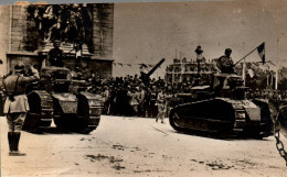 N°604 W -carte Photo Défilé Du 14 Juillet -les Chars- - Ausrüstung