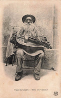 FOLKLORE - Personnage - Type Du Centre - Un Veilleur - Instrument De Musique - Carte Postale Ancienne - Personaggi