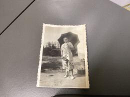 PHOTO SNAPSHOT 1930 Cannes Femme, Debout Avec Une Ombrelle Parapluie, Chien, Debout Entre Ses Jambes, Valise Derrière - Anonyme Personen