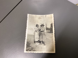 PHOTO SNAPSHOT 1930 Cannes Deux Femmes Au Coin De La Rue En Train De Discuter Avec Chat Et Chien Dans Les Bras. - Personnes Anonymes