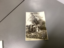 PHOTO SNAPSHOT 1930 Cannes Plusieurs Femmes Dans Le Jardin Femme Assise Avec Son Chien Femme En Tablier, Arbre Feuillage - Personnes Anonymes