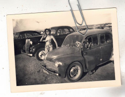 PHOTO  AUTO VOITURE  ANCIENNE RENAULT 4CV AVEC DAME EN BIKINI - Automobiles