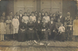 CARTE PHOTO NON IDENTIFIEE FAMILLE ET INVITES POSENT LORS D'UN MARIAGE LA MARIEE EST EN NOIR - A Identifier