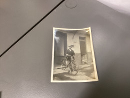 Photography Photo Snapshot 1930 Cannes Homme Devant Chez Lui Qui Sort Avec Son Vélo Bicyclette Porte Avec Rideau - Anonyme Personen