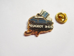 Beau Pin's En Zamac , Auto Peugeot 205 Style , Signé Hélium - Peugeot