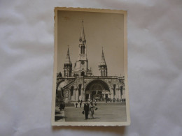 CARTE PHOTO 65 HAUTES-PYRENEES - LOURDES : Scène Animée - Basilique - Lourdes