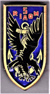 5° RIAOM. 5° Régiment Inter-Armes Outre-Mer. T1. émail Grand Feu, écu Allongé, Bleu Foncé. Drago.1637. - Armée De Terre