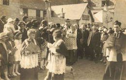 Le Croisic * RARE Carte Photo * Procession Ou Fête Religieuse , Rue De La Duchesse Anne * Photographe J. MONCOIFFET - Le Croisic