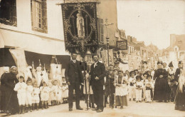 Le Croisic * RARE Carte Photo * Procession Ou Fête Religieuse , Quais Et Salon De Coiffure * Bannière Enfants - Le Croisic