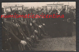 Militari Soldati Camicie Nere Moschetto Vedove Cerimonia Funebre Funerale Funerali 1938 Sfondo Tram Insegna CAMPARI - Krieg, Militär