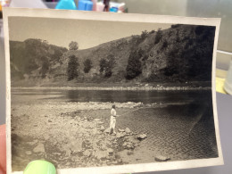 Photography Photo Snapshot 1930 Cannes Femme De Dos De Profil En Train De Pêcher, Canne à Pêche, Plan D’eau, Rivière - Anonieme Personen