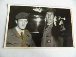 MILITARIA +BELGIQUE: PHOTO CARTE AVEC 2 MILITAIRES QUI TIR AU REVOLVER DANS UN FOIRE-TIR A PIPE- DUCASSE-TIR FORAIN - Characters