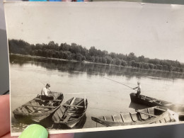 Snapshot 1930 Cannes 2 Homme Sur Un Lac Qui Pêche Dans Des Bateaux En Bois, Bateau De Pêche - Boten