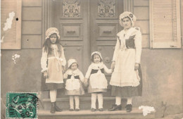 CARTE PHOTO - Une Mère Avec Ses Trois Filles - Animé - Carte Postale Ancienne - Photographs