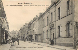 35 DOL-DE-BRETAGNE. La Gendarmerie Rue De Wagram Et Attelage Devant Café Royer Punelle - Dol De Bretagne