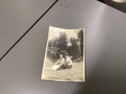 Snapshot 1930 Cannes Belle Femme Contre Un Homme à Côté D’un Plan D’eau Lac, Rivière, Arbre Tour L’un Contre L’autre - Anonyme Personen