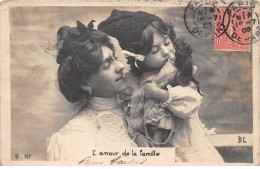 Enfants - N°82056 - L'Amour De La Famille - Une Femme Portant Une Fillette Et Sa  Poupée - Scene & Paesaggi