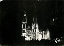 28 - Chartres - La Cathédrale - Vue De Nuit - Carte Dentelée - CPSM Grand Format - Etat Léger Pli Visible - Voir Scans R - Chartres