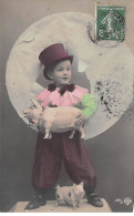 Cochons - N°82118 - Garçon Portant Un Cochon Dans Les Bras - Cerdos
