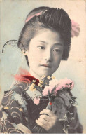 CHINE - SAN36341 - Cachet Tientsin - En L'état - Carte Japonaise - Geisha Tenant Un Bouquet De Fleurs - China