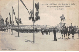 50 - CHERBOURG - SAN42391 - La Revue Du 14 Juillet - Le Défilé De L'Infanterie Coloniale Et Le Drapeau - Cherbourg