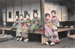 CHINE - SAN36404 - Cachet Tientsin - En L'état - Carte Japonaise - Geishas Assises Sur Un Banc - Cina