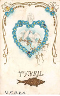 1er Avril - N°81424 - Poisson, Et Dans Un Coeur Un Couple De Colombes - Carte Gaufrée, Vendue En L'état - Erster April
