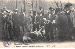 CHASSE - SAN37864 - Equipage De Chantilly - Une Chasse à Courre - Le Piqueur Tressant Le Pied Pour Les Honneurs - Jagd