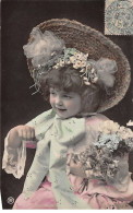 Enfants - N°83035 - Fillette Avec Des Fleurs Et Un Beau Chapeau De Paille - Altri & Non Classificati